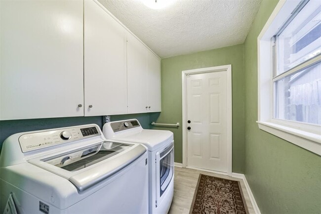 Building Photo - 9910 Pine Lake Dr