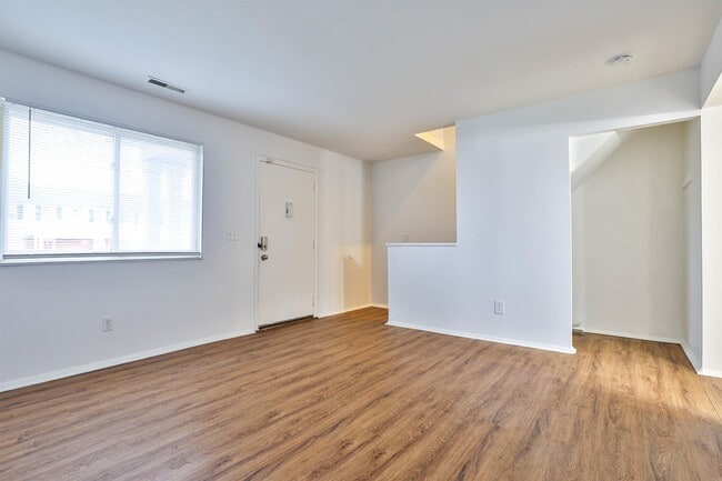 Building Photo - 1556 Meredith Dr