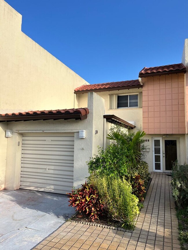 Building Photo - Indian Harbour Beach Townhome