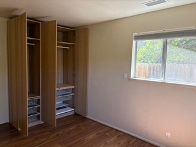 Building Photo - Cozy, West Sedona home with large fenced b...