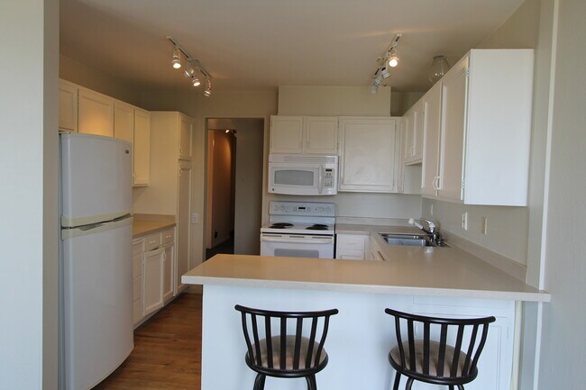 Building Photo - Epic REA: Top Floor 2 BR/2 BA Condo, Pano Views, Balcony, 3-4 Pkg, Storage
