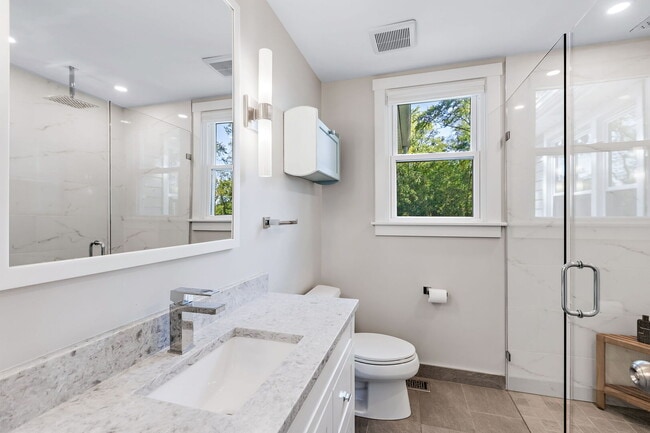 Building Photo - 639 Cumnor Ave