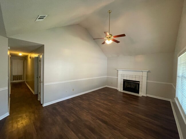 Building Photo - 1004 Creekside Pl