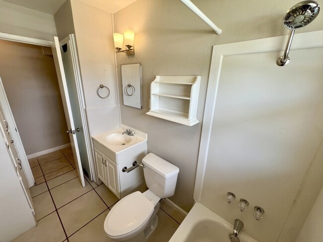 Building Photo - 4204 Bowling Green St