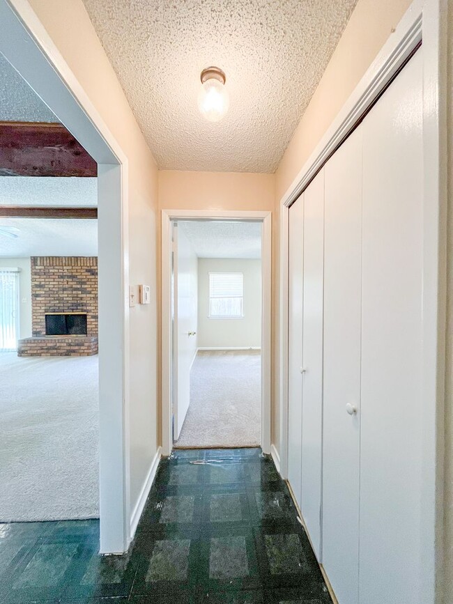 Building Photo - This 3 bedroom, 2 bathroom, 2 car garage h...