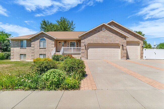 Building Photo - Spacious 5 Bed Kaysville Home with 3-Car Garage