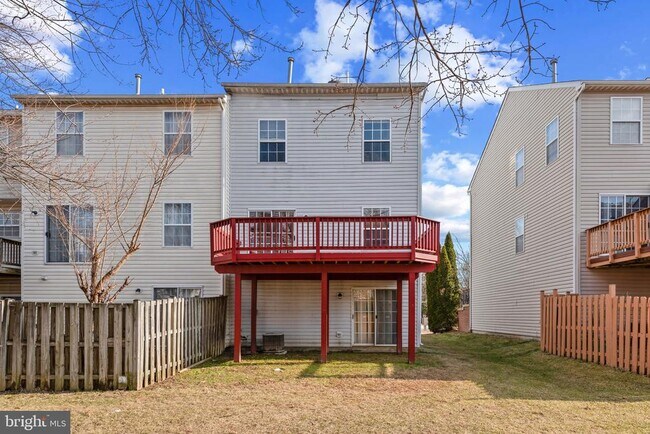 Building Photo - 8833 Hawthorne Ct