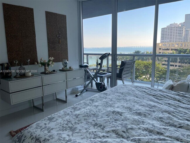 Building Photo - 495 Brickell Ave