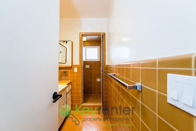 Building Photo - Bright & Beachy One-Bedroom Condo in San C...