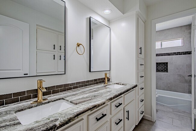 Building Photo - 3406 Forest Village Dr