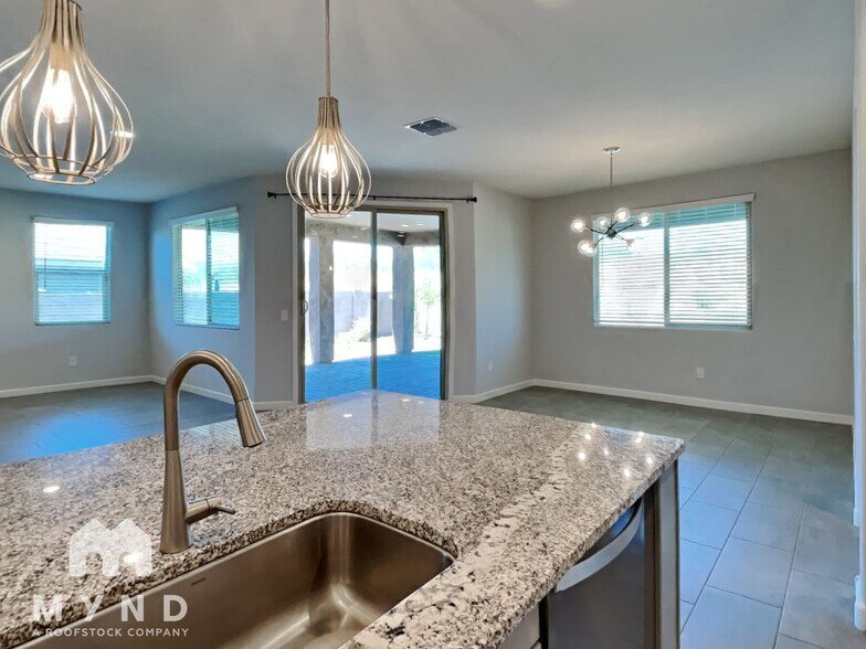 Building Photo - 720 E Silver Canyon Pl