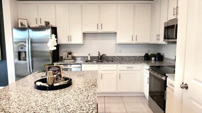 Building Photo - 1602 Fan Palm Dr