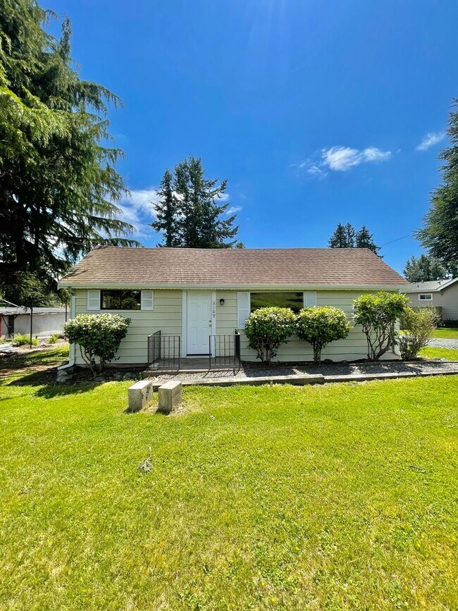 Building Photo - Newly Remodeled 3-bedroom 1 Bath, Spacious Home, All New Appliances and Flooring!