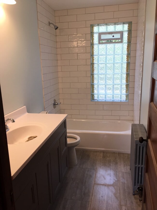 bathroom - 247 Winifred St W