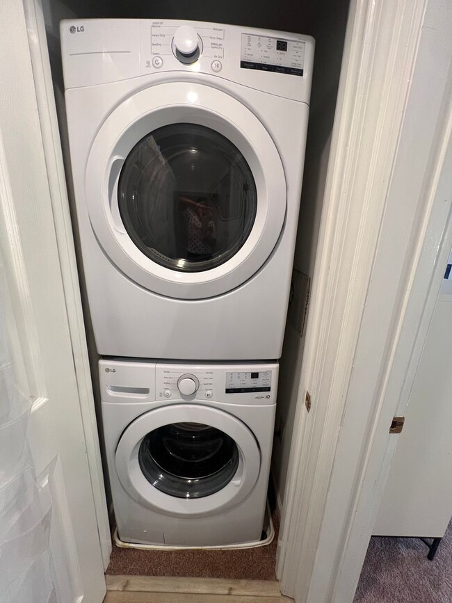 Building Photo - Beautiful 3 Bed/ 3 Bath Townhome in Private cul-de-sac in Shadyside!