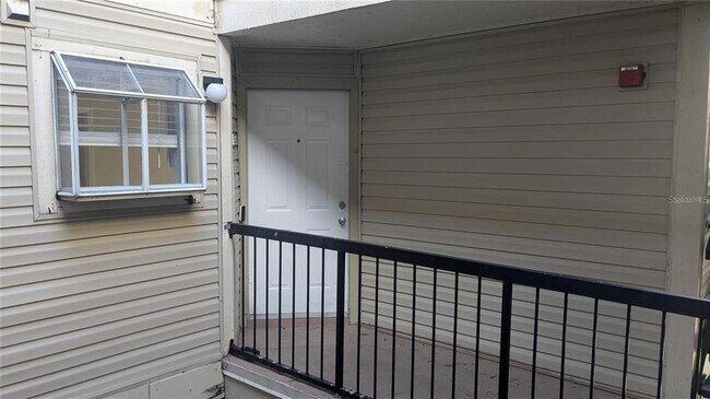 Building Photo - 1948 Lake Atriums Cir