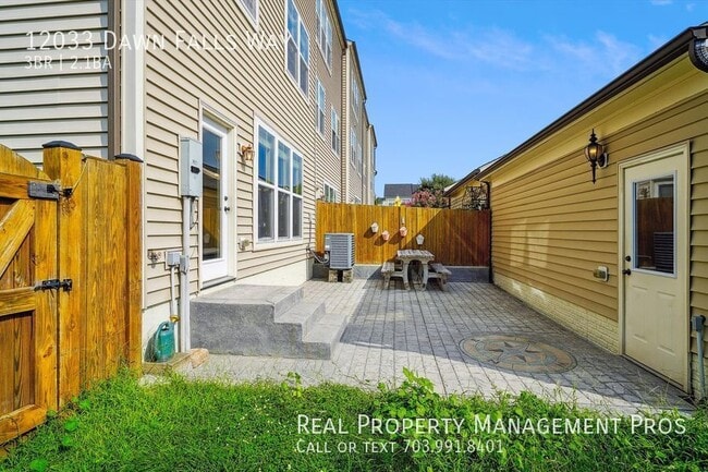 Building Photo - 12033 Dawn Falls Way