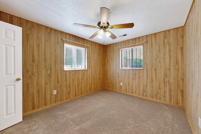 Building Photo - 1012 San Pedro Dr SE