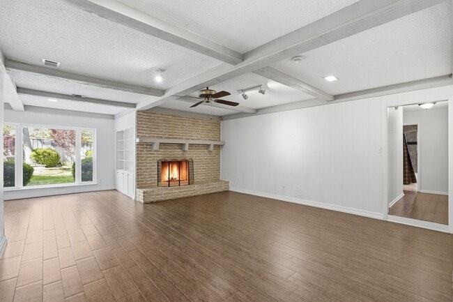 Building Photo - Amazing in Arlington