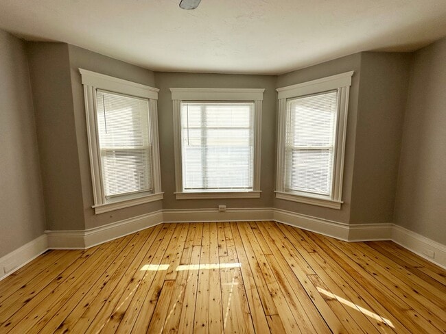 Building Photo - 38 Oriole St