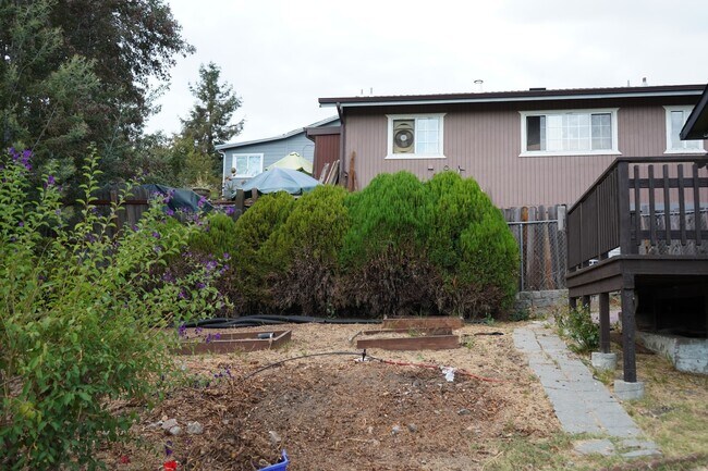 Building Photo - Spacious 3 bedroom, 1 bathroom renovated home