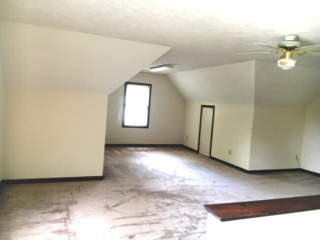 Building Photo - Hoggard school district, 6 Bedrooms, 2 Car...