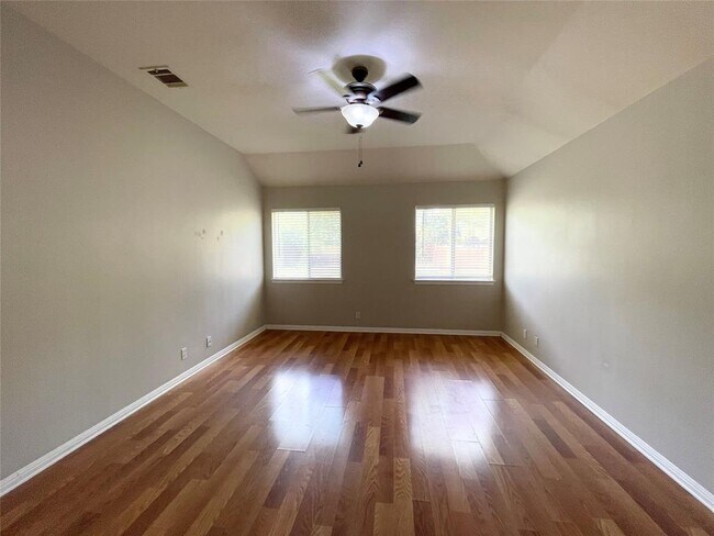 Building Photo - 209 N Kings Canyon Dr