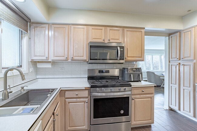 Building Photo - 3890 Gregory Dr