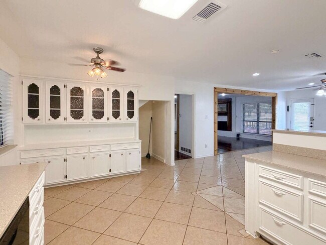 Building Photo - Beautiful 6 bed, 2 bath home in Burleson!