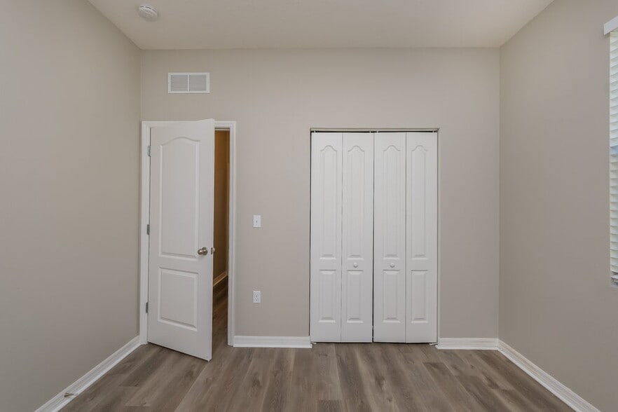 Building Photo - 6222 Twin Bridges Dr