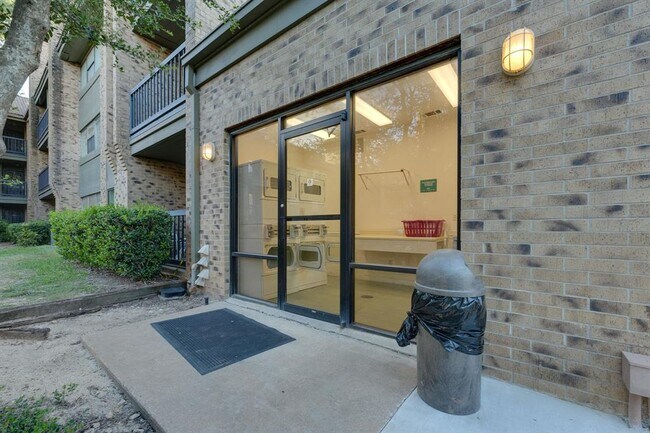 Building Photo - 8888 Tallwood Dr