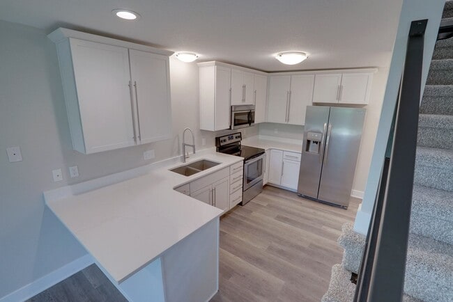 Building Photo - BEAUTIFUL End Townhome with Green Space!