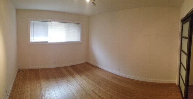 Building Photo - Stylishly Updated 2-Bedroom in Oakland