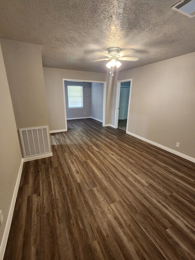 Building Photo - 610 Tovrea Rd