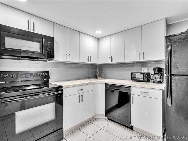 Building Photo - 1410 S Ocean Dr