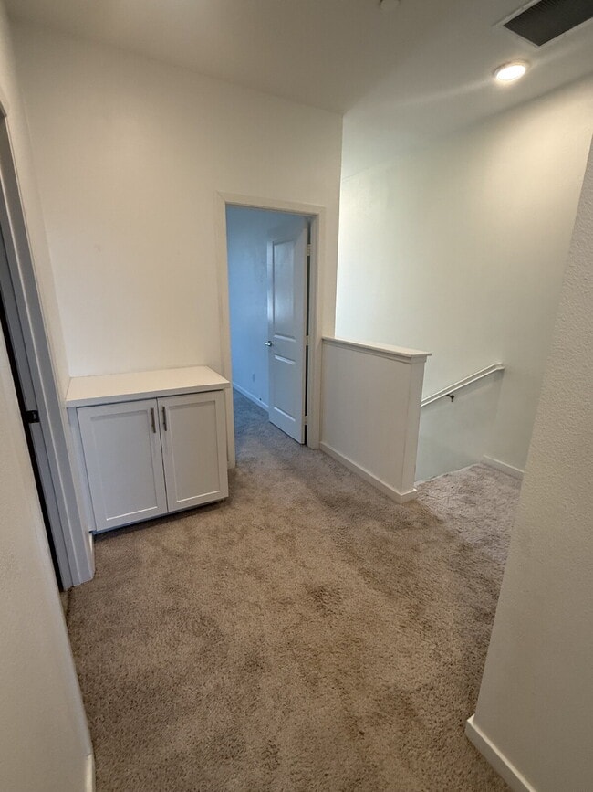 Building Photo - $500 OFF MOVE IN - Must take possession within 14 days.  Located in the desirable Vista Bella com...