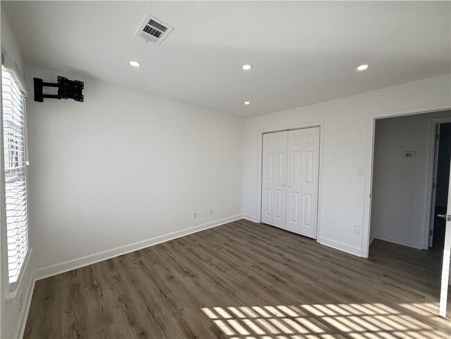 Building Photo - 4865 Chesterfield Ct