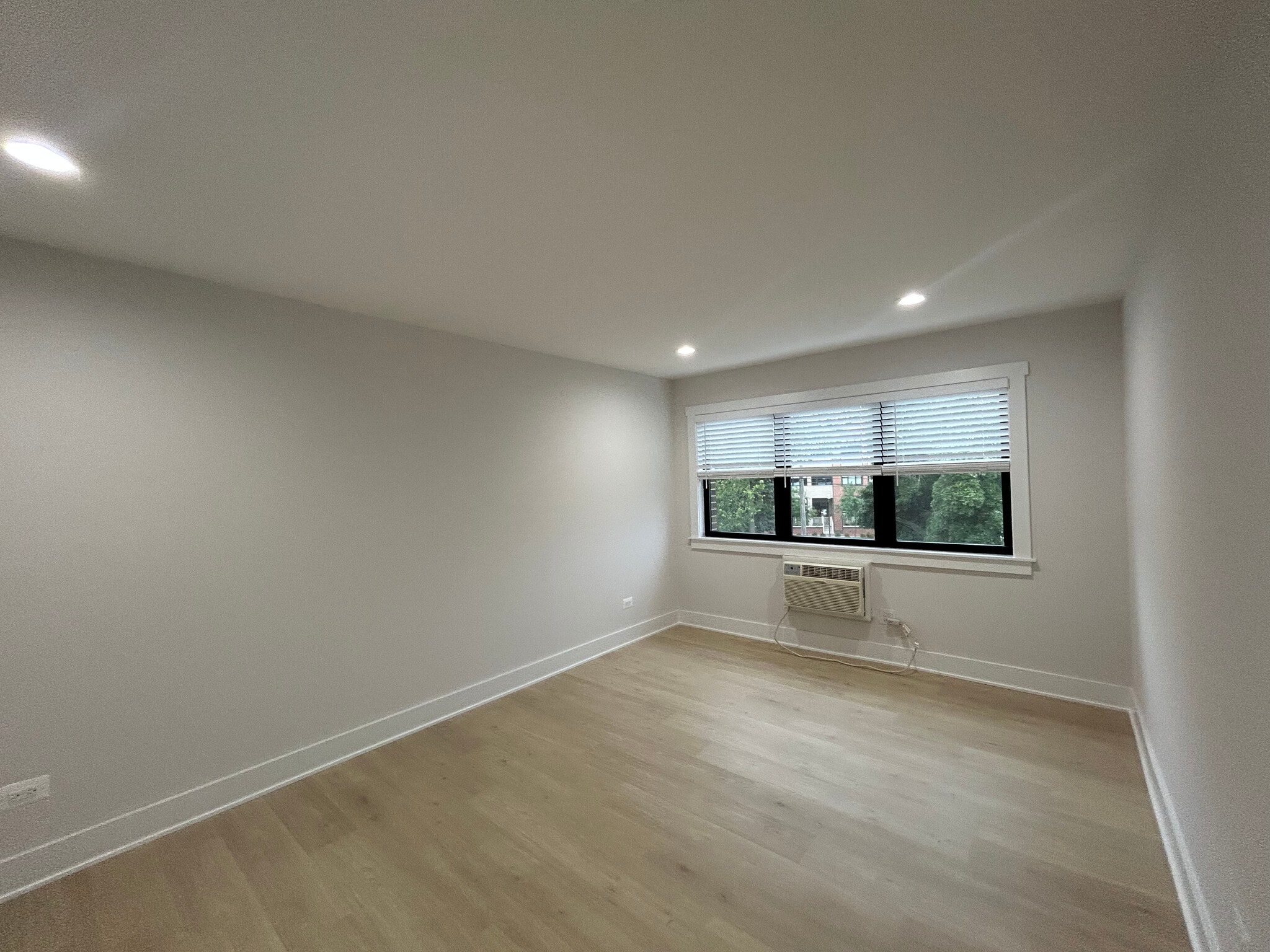 Building Photo - 696 Elm Pl