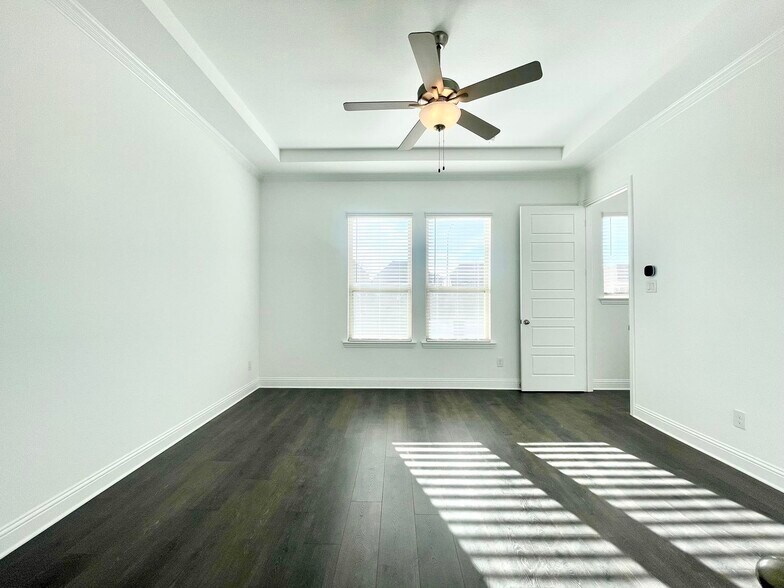 Building Photo - 16643 Chadwell Dr