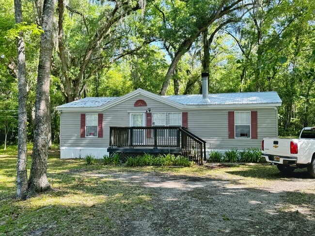 Primary Photo - Country living close to everything! 3BR/2B...