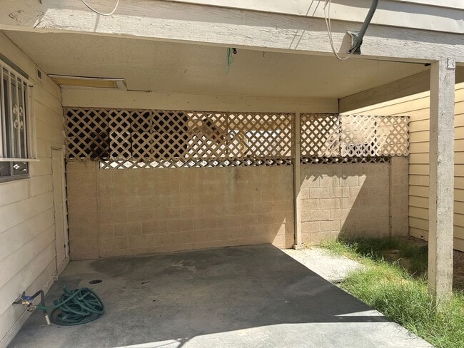 Building Photo - Three bedroom townhome with 2 car garage a...