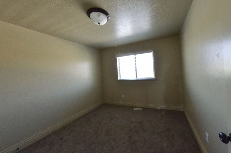Building Photo - 84 E 715 S
