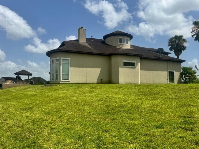 Building Photo - 8 Cypress Point Ct