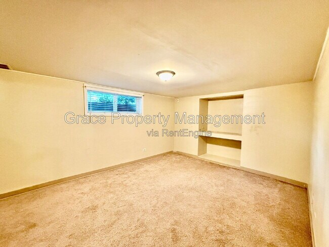 Building Photo - 1070 Iris St