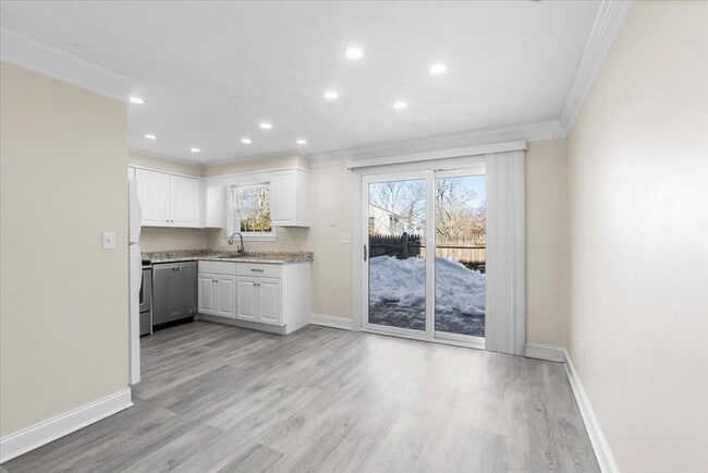 Building Photo - 8 Captain Cook Ln
