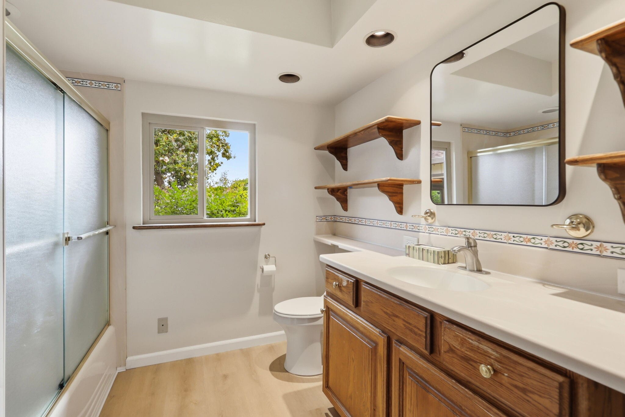 Building Photo - 927 Lorne Way