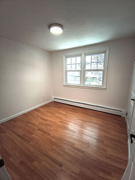 Building Photo - 48 Tiffany St