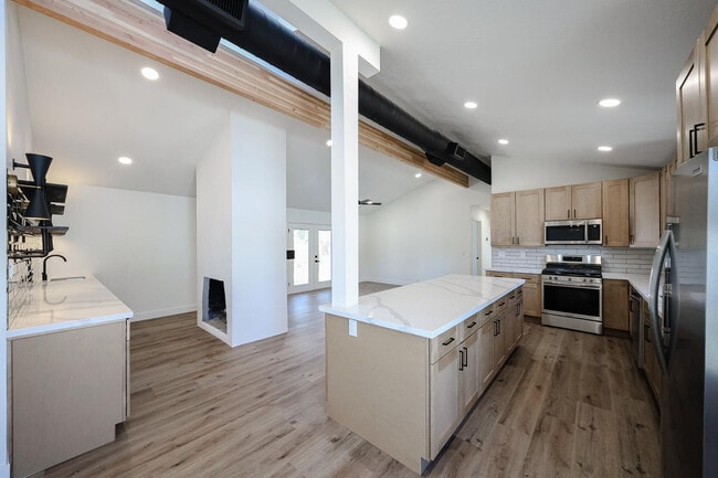 Building Photo - 3001 W Mercer Ln