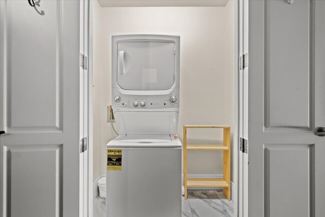 Building Photo - 360 E Desert Inn Rd