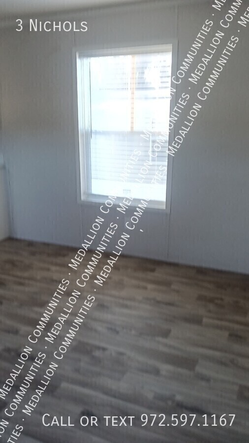 Building Photo - 3 Nichols-